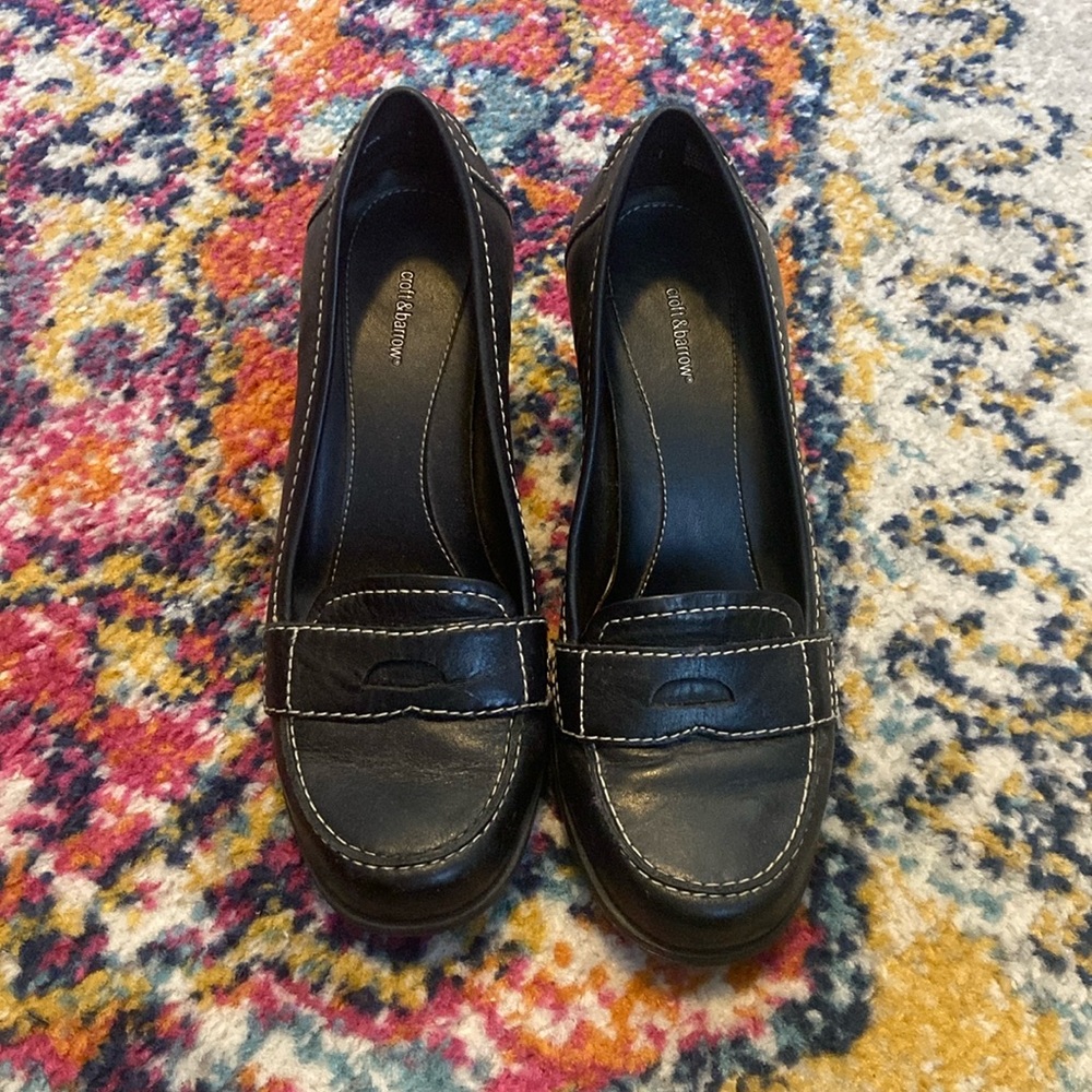 Heeled penny loafer black with beige stiching